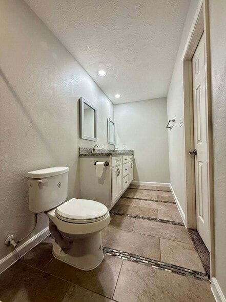 Building Photo - 1906 Savanna Ct N