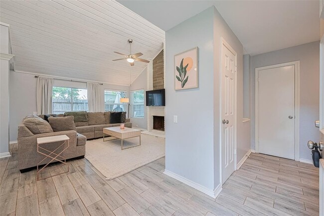Building Photo - 8711 Pines Pl Dr
