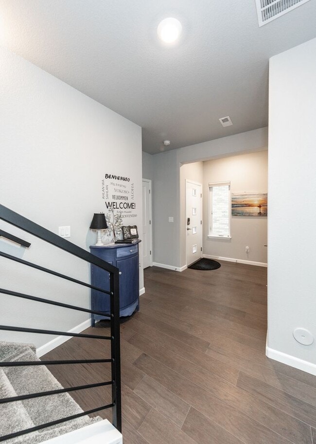 Building Photo - Urbanite Living near Downtown 3 Bed End Unit Townhouse