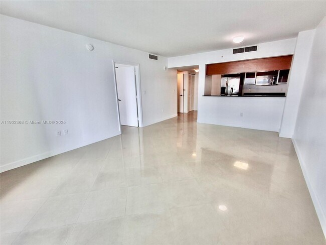 Building Photo - 1800 N Bayshore Dr