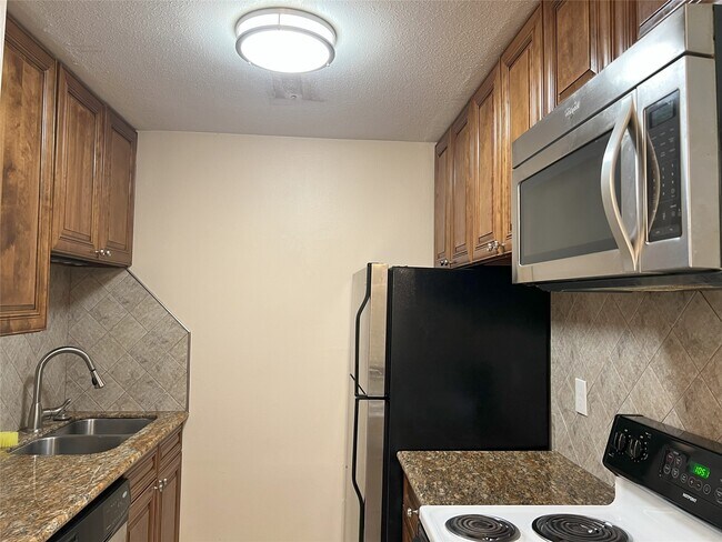 Building Photo - 5550 N Braeswood Blvd