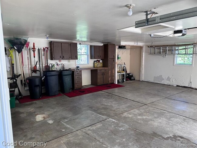 Building Photo - 6284 Woodsdale Dr