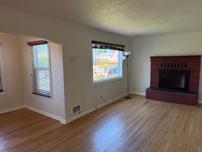 Building Photo - Large updated 2 bedroom 1 bathroom house in Springfield!