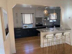 Building Photo - Beautifully Updated 2-bedroom
