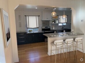 Building Photo - Beautifully Updated 2-bedroom