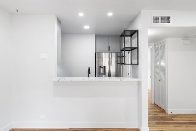 Building Photo - Renovated 1 Bedroom Condo Overlooking Creek
