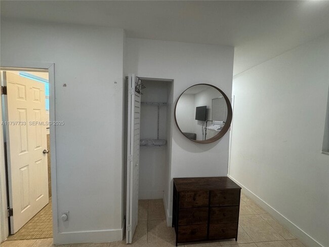 Building Photo - 320 NE 160th St