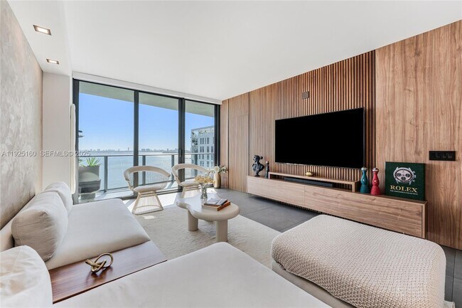 Building Photo - 460 NE 28th St