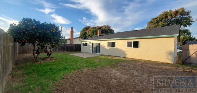 Building Photo - Three Bedroom Home In Santa Maria! Month to Month Tenancy