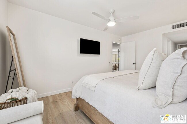 Building Photo - 2230 S Palm Canyon Dr