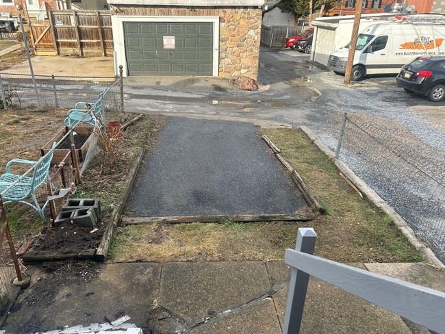 Building Photo - Two Bedroom Lancaster City Row Home