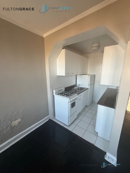 Building Photo - 1209 W Sherwin Ave