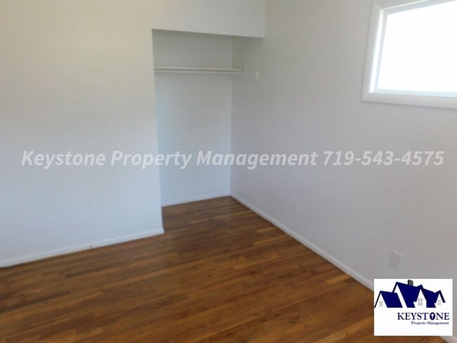 Building Photo - $560 Off Move In Special! 2 Bedroom/1 Bath/ 1 Car Garage House on Corner Lot - $1,125/$1,125