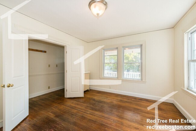 Building Photo - 9/1 Spacious Oak Square 4BR/2BA w/free laundry, parking, deck!