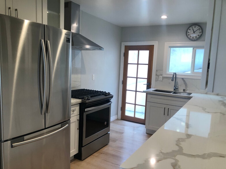 Building Photo - 1868 N Avenue 56