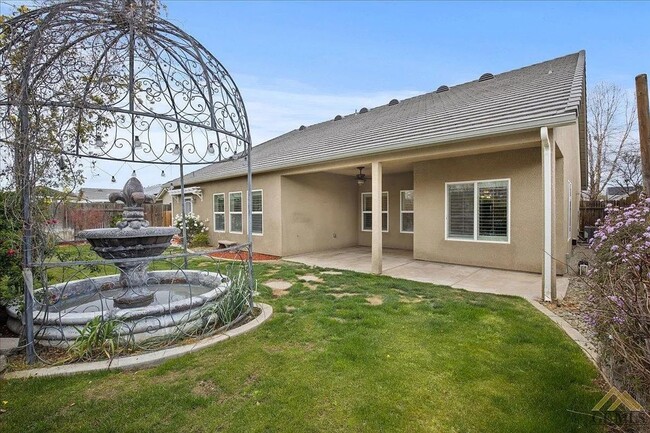 Building Photo - NW Home with 3 Car Garage