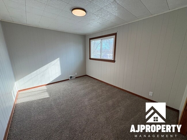 Building Photo - 213 W 39th St