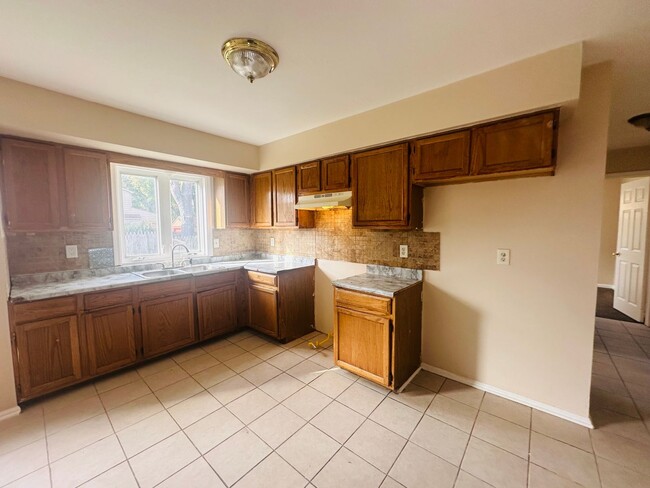 Building Photo - MOVE-IN READY !! BEAUTIFULLY  PROPERTY WIT...