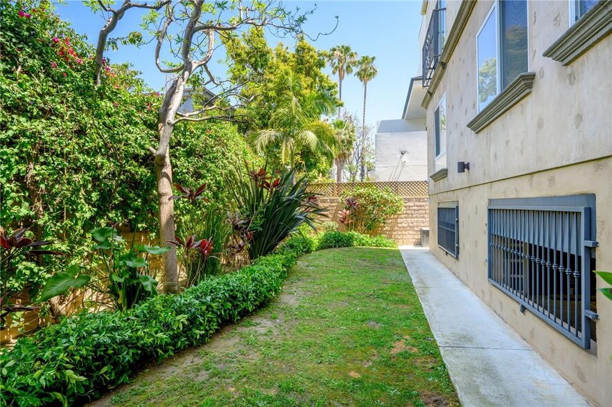 Building Photo - 11323 Huston St