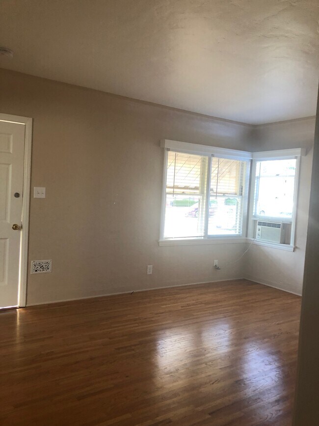 Building Photo - 316 N Bushnell Ave