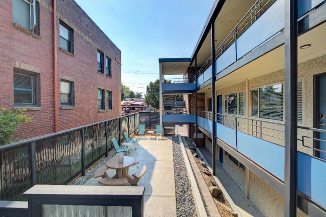 Building Photo - Amazing 2bed/1bath Corner Unit in Phinney ...