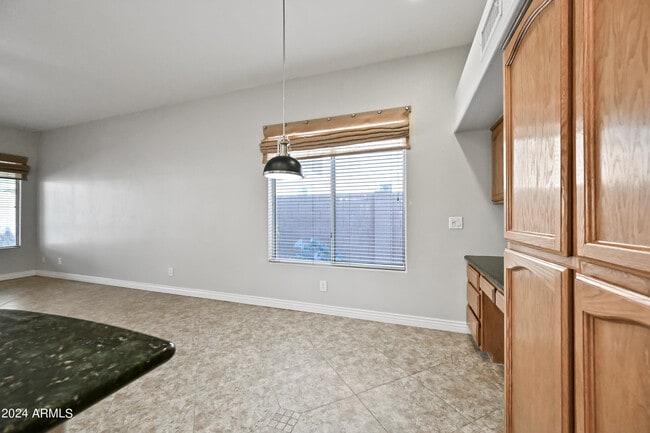 Building Photo - 6520 W Robin Ln