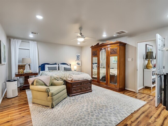 Building Photo - 10309 Chesterfield Dr