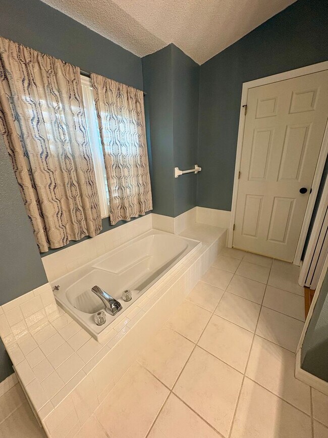 Building Photo - Beautiful 3Bed/2Bath with 2-Car Garage on a Cul-de-Sac