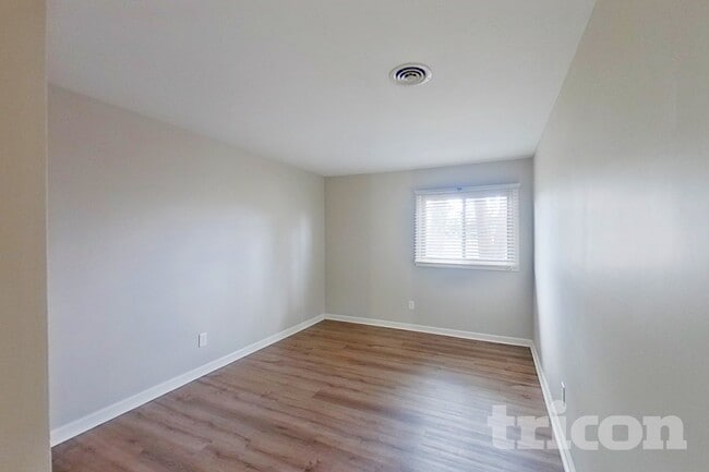 Building Photo - 9235 Laurel Hill Dr