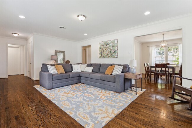 Building Photo - 3215 Castlewood St