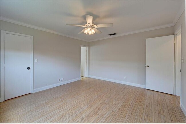Building Photo - 110 Seminole Ln