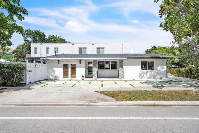 Building Photo - 1020 SW 4th Ave