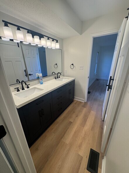 Building Photo - 1821 Swann St