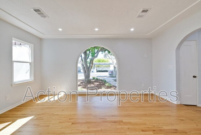 Building Photo - 152 S Bayview Ave