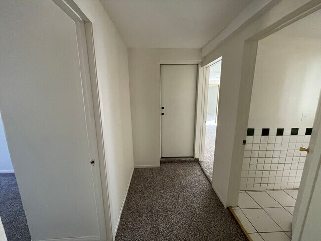 Building Photo - Four Bedroom Two Bathroom Home in Hemet!