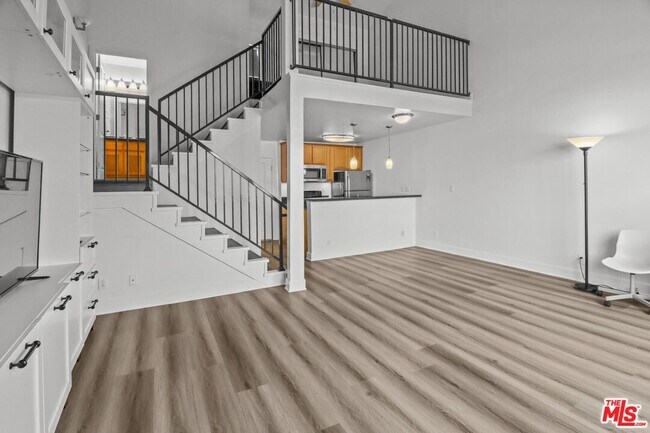 Building Photo - 10982 Roebling Ave