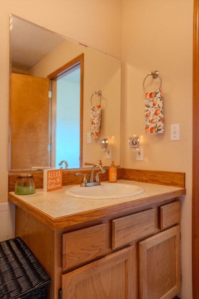 Building Photo - Spacious Tri-Level Home in Post Falls Near The Links Golf Course