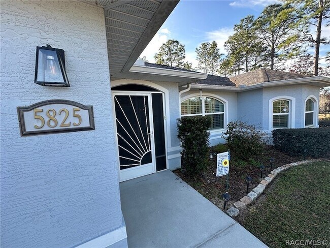 Building Photo - 5825 N Larkspur Way