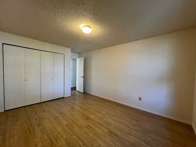 Building Photo - e4903