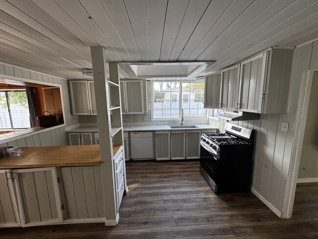 Building Photo - 229 Philippine St