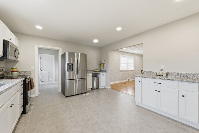 Building Photo - 2725 Greendale Ave