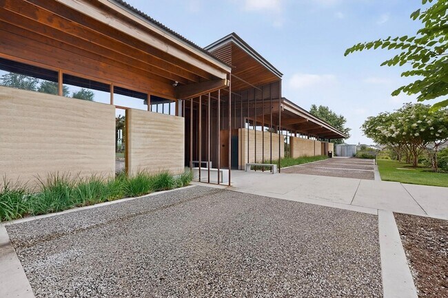Building Photo - 941 Legends Ln