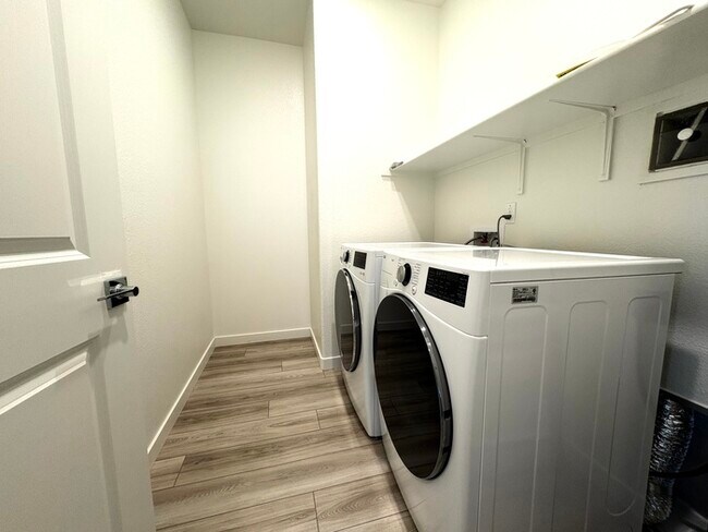 Building Photo - Beautiful Single Story in Lincoln! 4 Bedro...