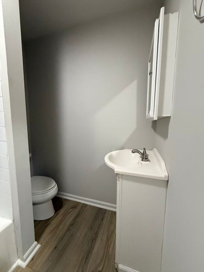 Building Photo - Renovated 4 Bedroom Duplex Unit in South Nashville - Pet Friendly!