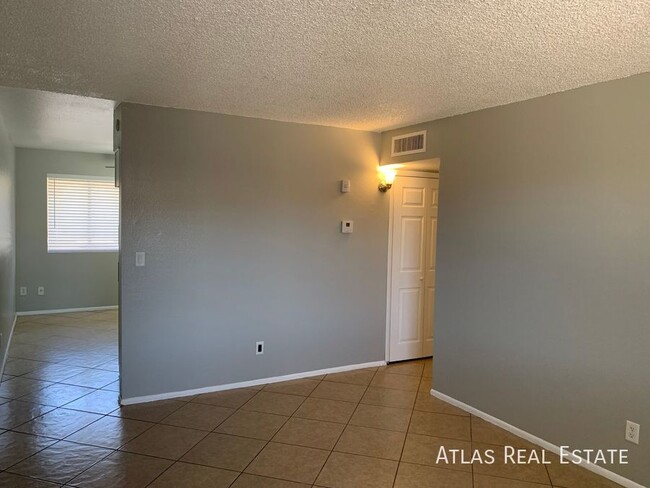 Building Photo - ***2 Weeks Free***: 2/1 BATH NEAR GLENDALE...