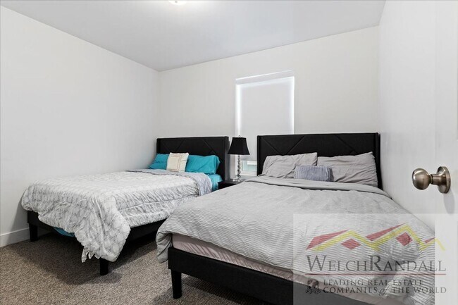 Building Photo - Townhome with Style and Space Close to Dow...