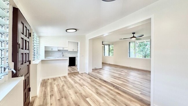 Building Photo - 421C Olomana St