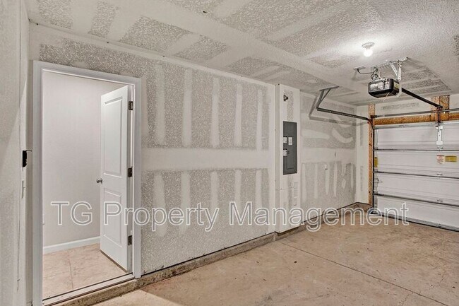 Building Photo - 5958 Creekside Crossing Dr