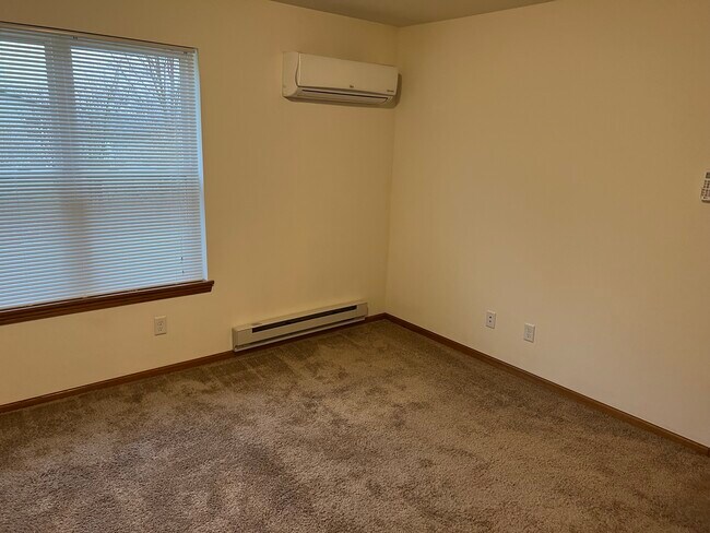 Building Photo - 1215 Salem Dr