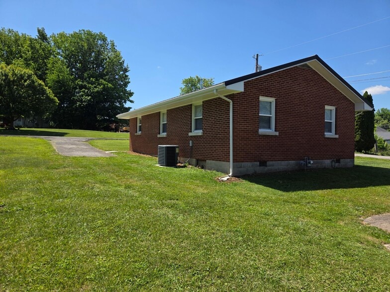 Building Photo - 113 Druin St